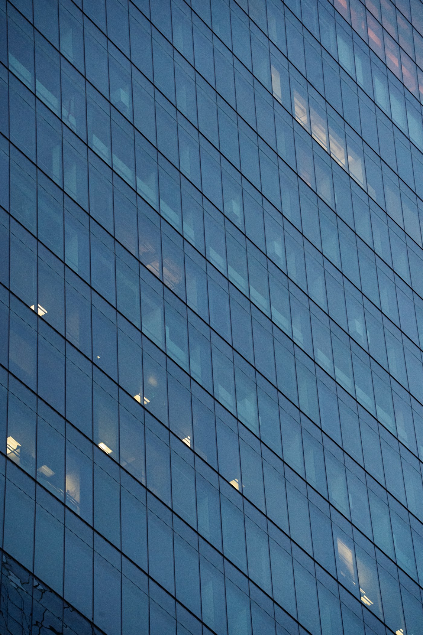 Façade vitrée d'un immeuble moderne, motif géométrique évoquant le digital